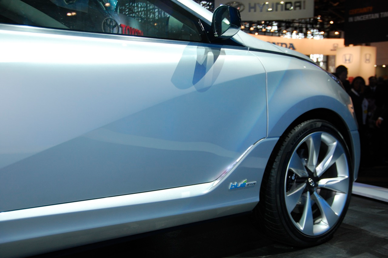 Illustration for article titled Hyundai Nuvis Concept: Hybrid Blue Drive Gives It Wings